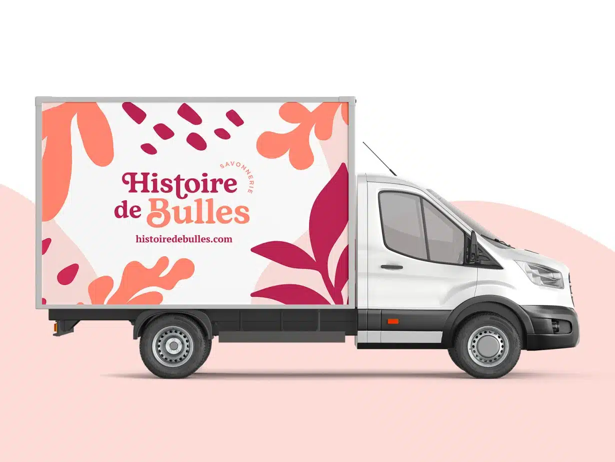 Marquage publicitaire sur véhicule avec la nouvelle identité visuelle créée par notre agence de publicité pour Histoire de Bulles